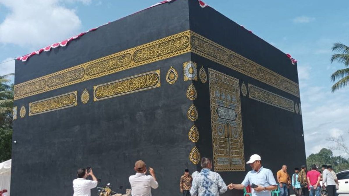 Une mosquée unique en forme de Kaaba dans l’Aïd al-Qaim d’Islam du gouverneur de Sumatra occidental pourrait être une tournée religieuse