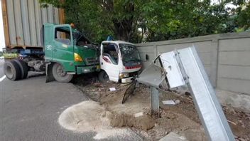 Sopir Mengantuk, Truk Trailer Sundul Kontainer di Pinggir Tol JORR Cakung