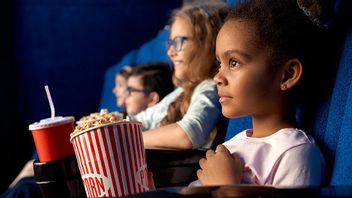 あなたの小さな子供を映画館で見るように招待するのは初めてです、これらの5つのヒントに従ってください