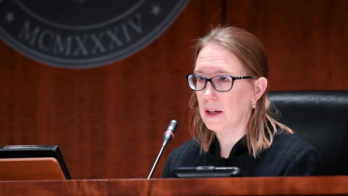 SEC Commissioner Hester Mediate: Actor Has Turned On Fire In The World Of Crypto