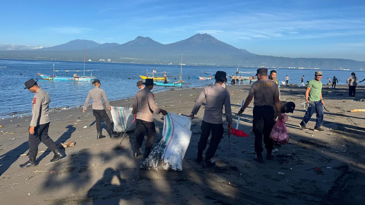 Diperintah Prabowo, Ratusan Personel Kepolisian Bersihkan Sampah di Pantai Bali 