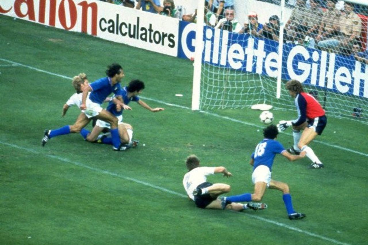 19年のワールドカップでイタリアの英雄パオロロッシが亡くなりました