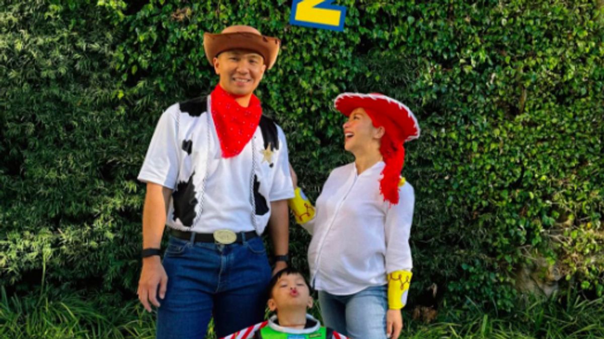 Gaya Keren Keluarga Nikita Willy Cosplay Karakter Toy Story saat Rayakan Halloween