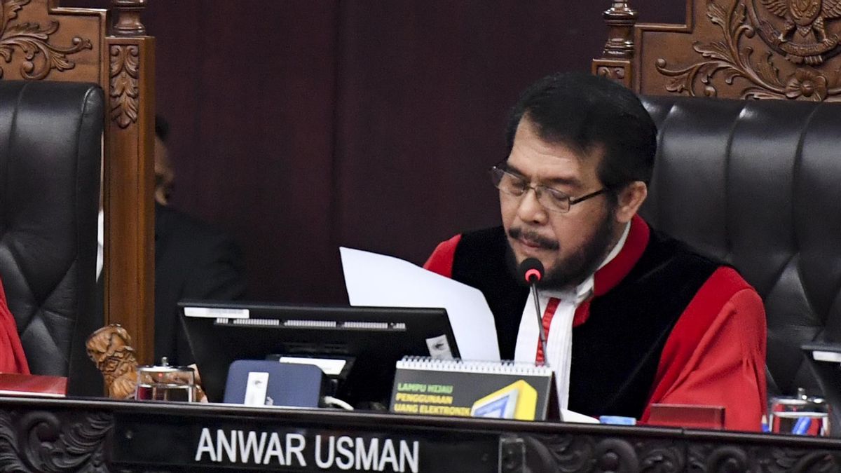 反对宪法法院裁决的干预,安瓦尔·乌斯曼(Anwar Usman)展示了法官39年的记录