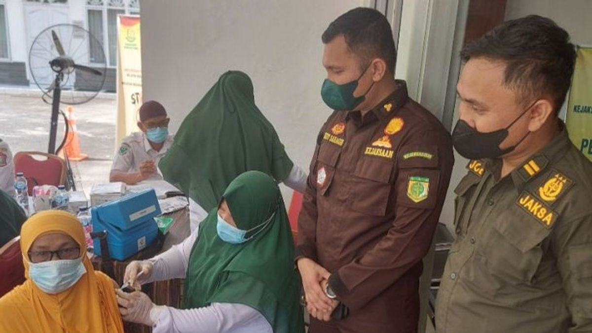 Kejaksaan Negeri Tanjungbalai Gelar Vaksin Dosis Pertama bagi Lansia