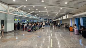 ブラックアウトにより、ングラライ空港は発電機を使用して運行しています