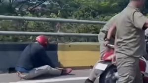 4 motocyclistes sont tombés lorsque PP Satpol Commandé le drapeau Parpol sur le Flyover Bambu Pondok