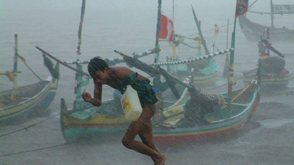 2月25日水曜日、インドネシアの天気、インドネシアのスマトラ、ジャワ、カリマンタン、パプアに雷雨