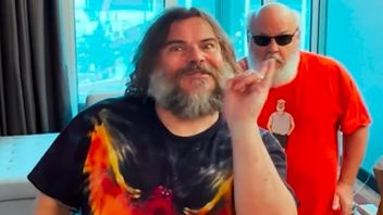 Jack Black Tenacious D Cover The Song Britney Spears With Rock Style
