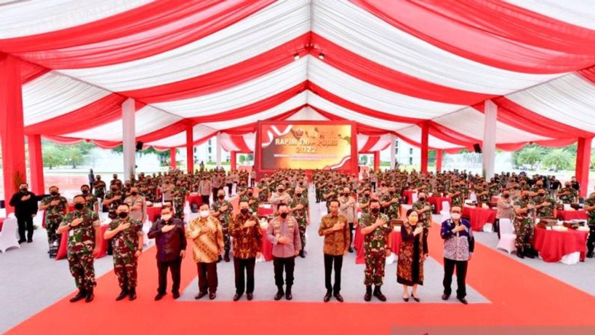 Pertarungan Konvensional Bergeser ke Digital, Jokowi Minta TNI-Polri Harus Punya 'Kader' Mahir <i>Digital Talent</i>