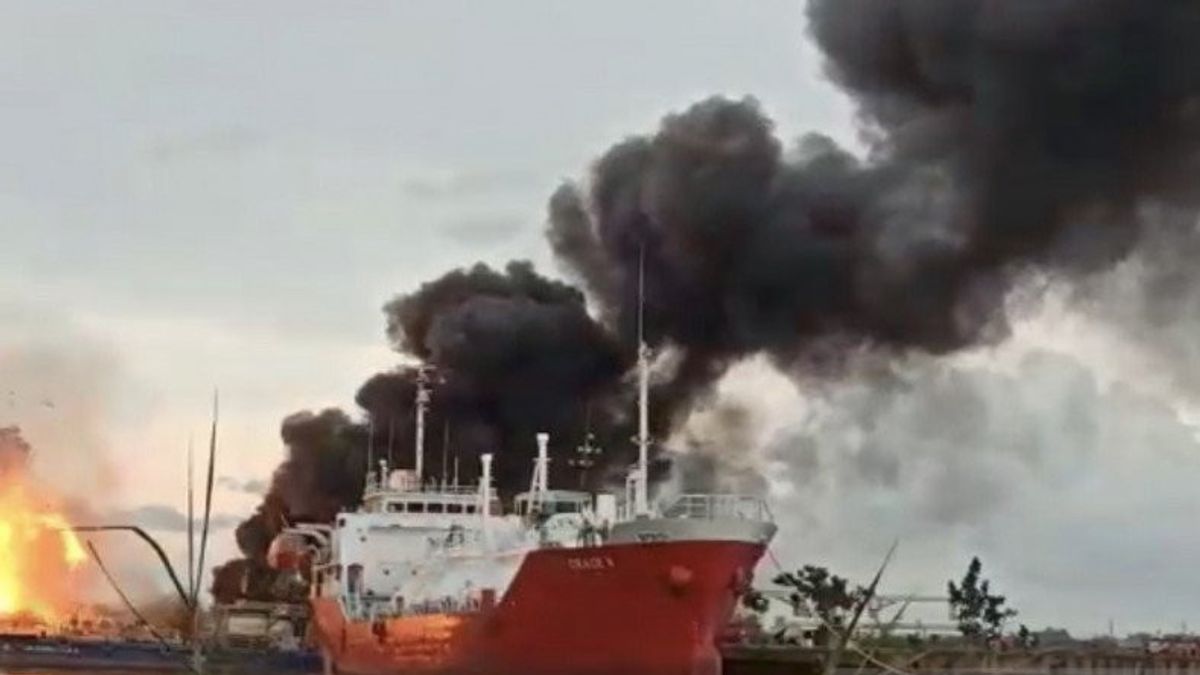 أعضاء البرلمان الذين يملكون السفينة المحترقة في حوض بناء السفن ساماريندا ترفض تحميل النفط، وقد تم إصلاح السفينة للتو 