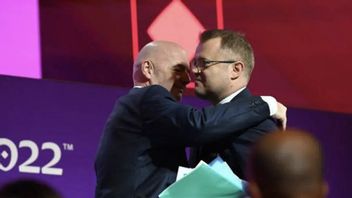 يجعلها رائعة! برايان سوانسون رئيس قسم الإعلام في الفيفا يعلن أنه مثلي الجنس خلال مؤتمر صحفي في قطر
