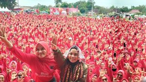 Siti Atikoh Hadir di Tengah Ribuan Ibu-ibu di Lampung Disambut Swafoto