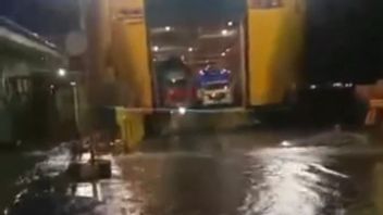 メラク港の悪天候、船舶の積み降ろしプロセスが妨げられる