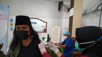 图隆贡东爪哇的500家企业对旅游工人接受COVID-19疫苗接种 