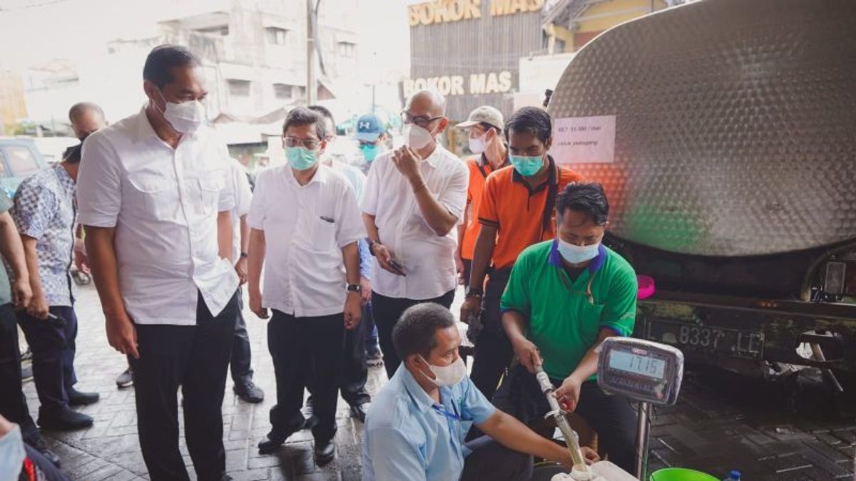 Mendag Lutfi Operasi Pasar Pasok 23 Ribu Liter Minyak Goreng di Bandung, Masyarakat Bisa Beli Minyak Curah Rp11.500 per Liter