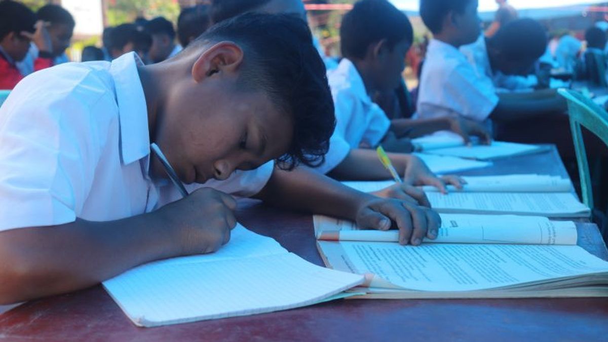 Bangunan Sekolah Rusak Berat, Siswa SD di Pasaman Barat Belajar di Bawah Tenda Terpal