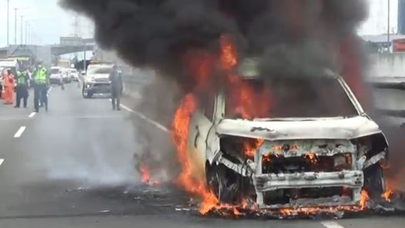 After The Indicator Light Came On, Fire Appeared From The Hood Of The Suzuki XL7 Car On The Wiyoto Wiyono Toll Road