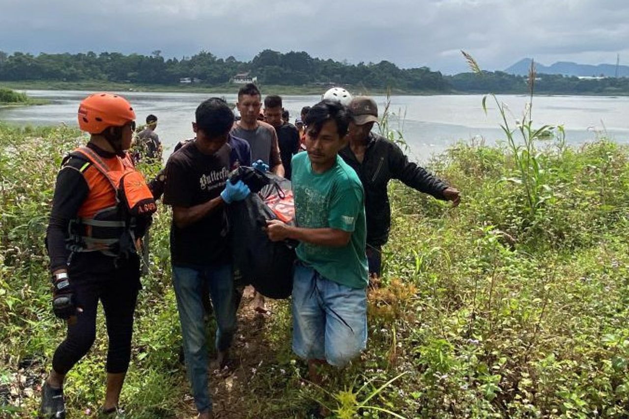 Hanyut Man In Citarum River Bandung Found Dead, Evacuated To Cihampelas