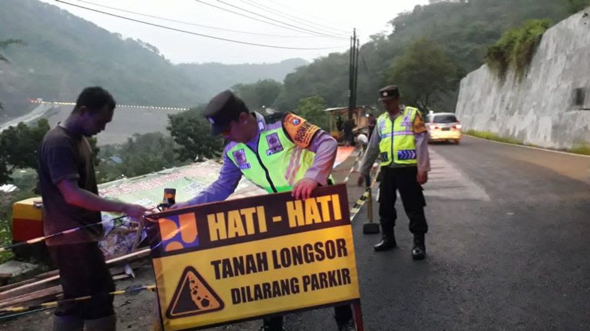 Rain Burst, Trenggalek-Ponorogo National Road Detention Wall Jebol Due To Landslides