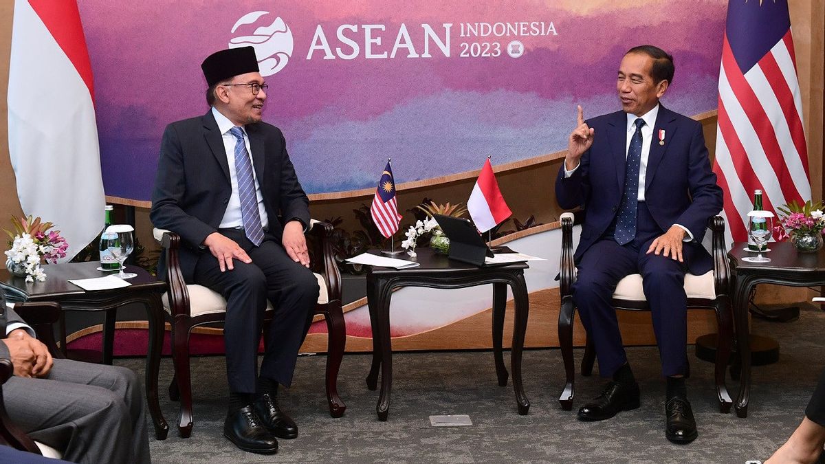 Bertemu PM Anwar Ibrahim di Sela-sela KTT ASEAN, Presiden Jokowi Bahas Perbatasan hingga Perlindungan Pekerja Migran