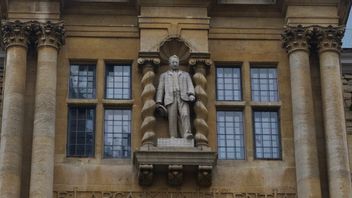 牛津大学发行塞西尔·罗兹雕像