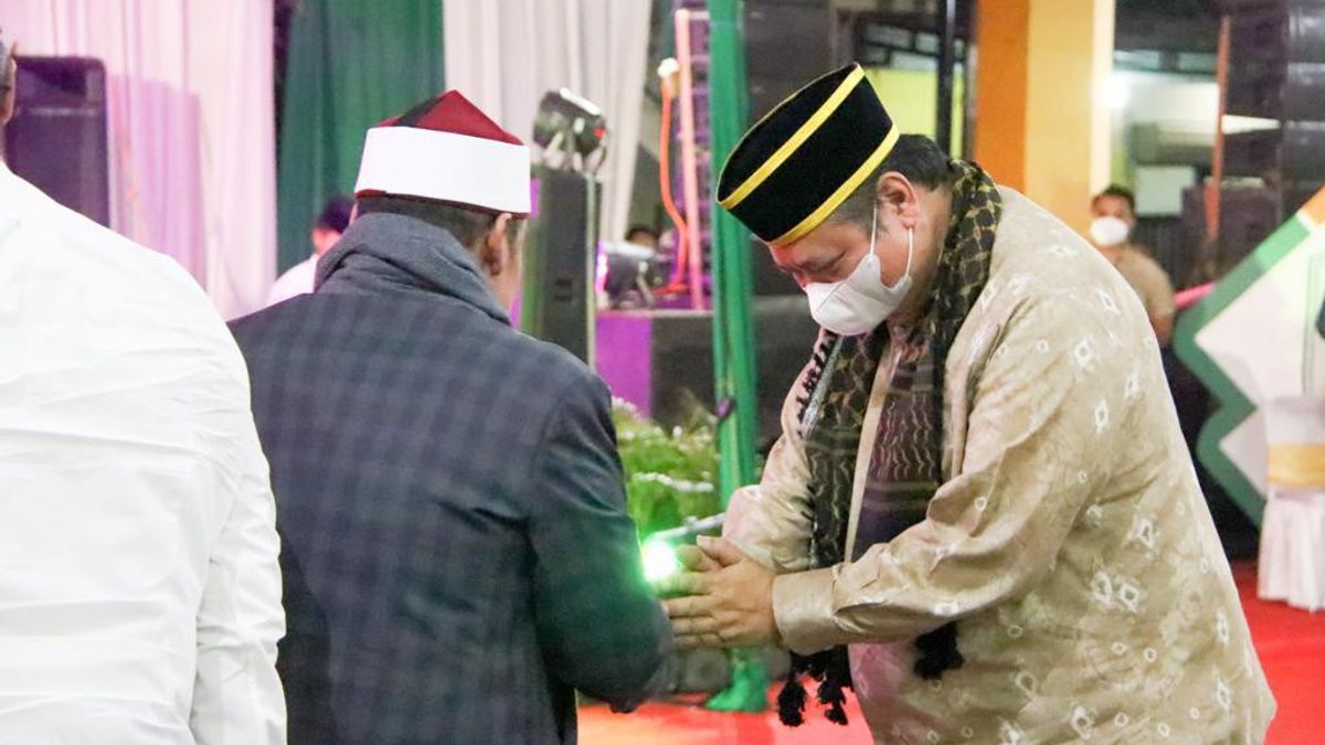 Visit Buntet Islamic Boarding School, Cirebon: Coordinating Minister For The Economy Airlangga Hartarto Asks Ulama To Help Pray For Indonesia's Economic Recovery