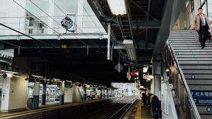 Tak Terima Dipindah Lokasi Kerja, Petugas Kebersihan Stasiun Kereta Ludahi Atasannya