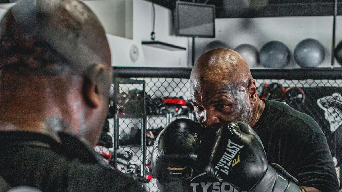 Viral Video Mike Tyson Layangkan <i>Uppercut</i> Brutal ke Arah Pelatihnya, Pukulannya Seperti Bazoka