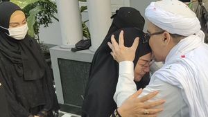 Bebas dari Penjara, Rizieq Shihab Cium Kening Istri Saat Tiba di Petamburan 