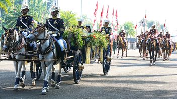 普拉巴亚克萨鹰航Kencana列车,在莫纳斯活跃国旗Kirab和宣言文本