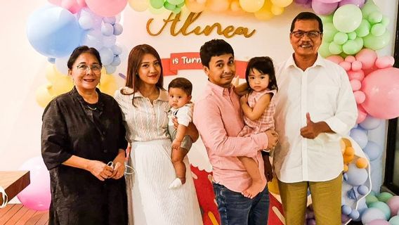 Modèle, Raditya Dika Donner Cadeau Stock Pour L’anniversaire De Son Fils