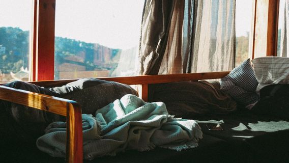 النوم بشكل أكثر رطوبة ، هذا هو التردد المثالي لغسل البطانيات بناء على النوع