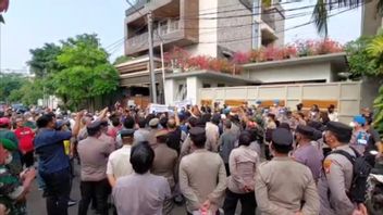 Taman Duren Sawit Ricuh住宅区的土地执行，居民因与官员的相互推动而倒下