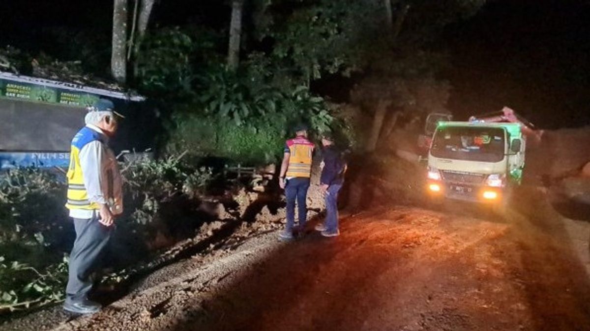 审查地震引起的山体滑坡，PUPR部长确保Cianjur-Cipanas国道今天下午开放