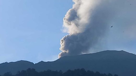Le mont Marapi a de nouveau éruption, montant d’abus jusqu’à 900 mètres