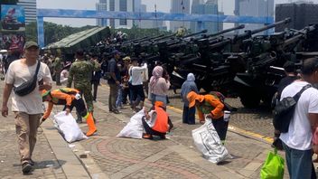 Petugas Kumpulkan 126,65 Ton Sampah Sisa HUT ke-80 TNI di Monas   