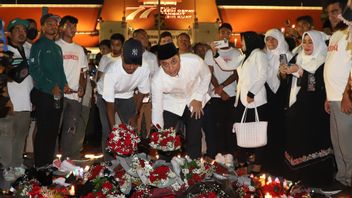 福尔皮姆达、佩尔塞巴亚和支持者一起为坎朱鲁汉·玛琅祈祷和点燃蜡烛