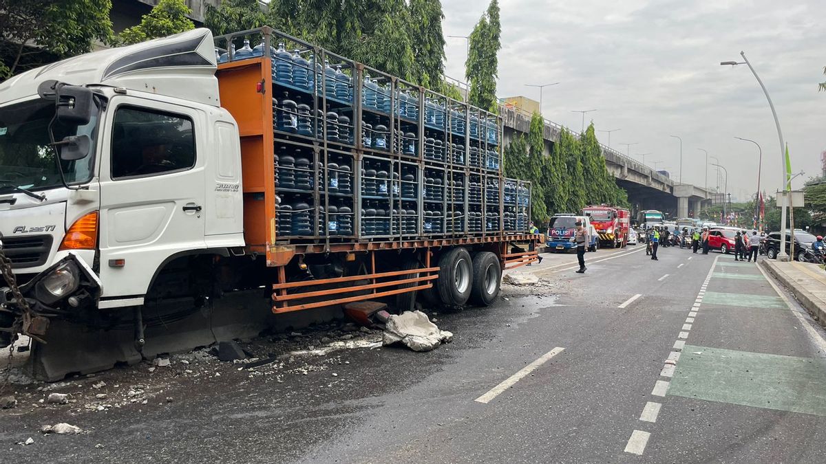 Truk Galon Air Mineral Kecelakaan, Ceceran Oli Mobil Penuhi Jalan