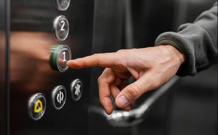 Jangan Panik, Ini yang Harus Dilakukan jika Terjebak di Lift