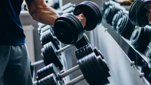 Benarkah Rajin Gym dan Tubuh Berotot Bikin Penis Mengecil? Ini Penjelasan Dokter Andrologi
