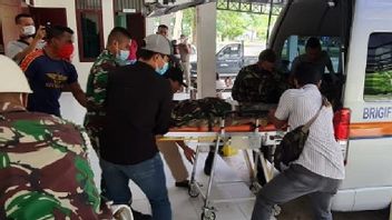 因坦贾亚一名阵亡的印尼军士兵的尸体被空运到雅加达