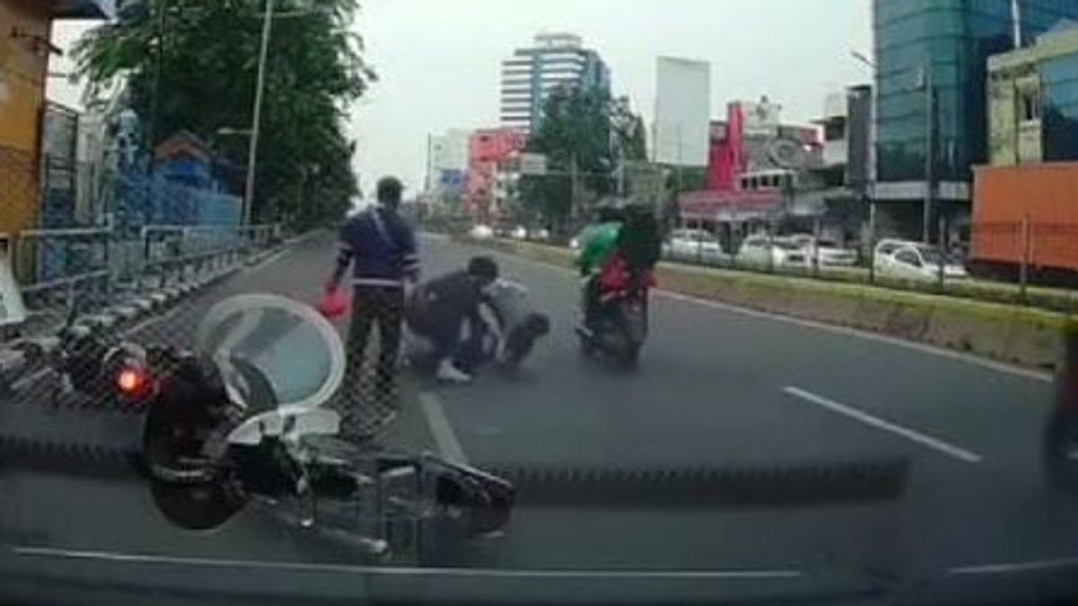 Motorcycle Collision, Two Riders Hit Each Other On Jalan Gunung Sahari