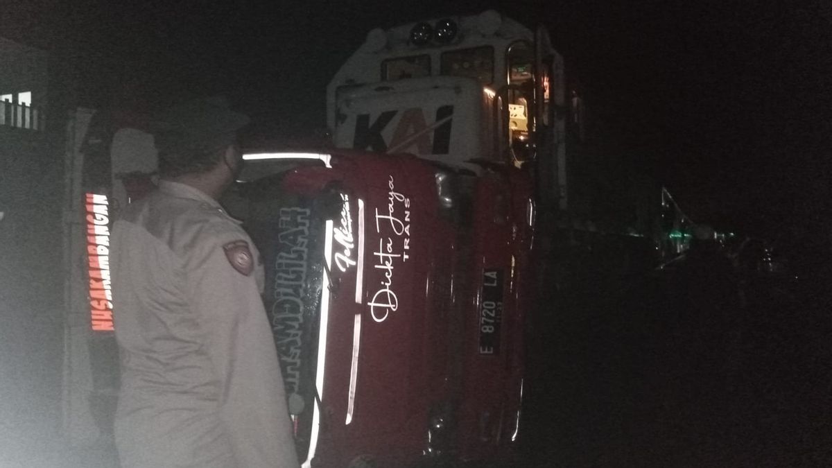 化肥运输卡车在芝拉扎被卡胡里潘火车撞倒后拖了20米