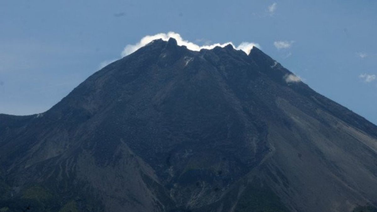 Gunung Merapi Keluarkan Guguran Material Sejauh 200 Meter