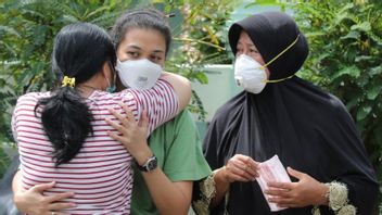 فضلي الأم، خارج Sriwijaya الهواء SJ-182 الطاقم إعطاء عينات الحمض النووي لDVI بولدا جاتيم