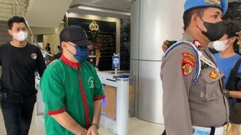 إخفاء 3 أنواع من المخدرات في سراويل داخلية ، اعتقال مواطن إندونيسي من ماليزيا في مطار سوكارنو هاتا