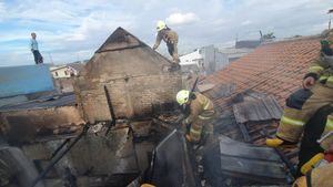 Ledakan Kecil di Plafon, Rumah 2 Lantai di Koja Hangus Terbakar