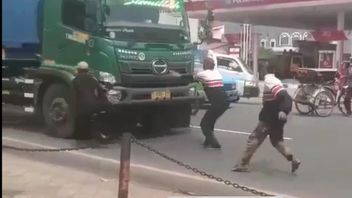 Fatal! Blocking Fast-Moving Container Truck, An 18-Year-Old Boy Dies Just For A Video Content