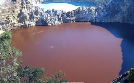 Fenomena Alam, Warna Danau Kawah Gunung Kelimutu Mendadak Berubah Hitam ke Coklat